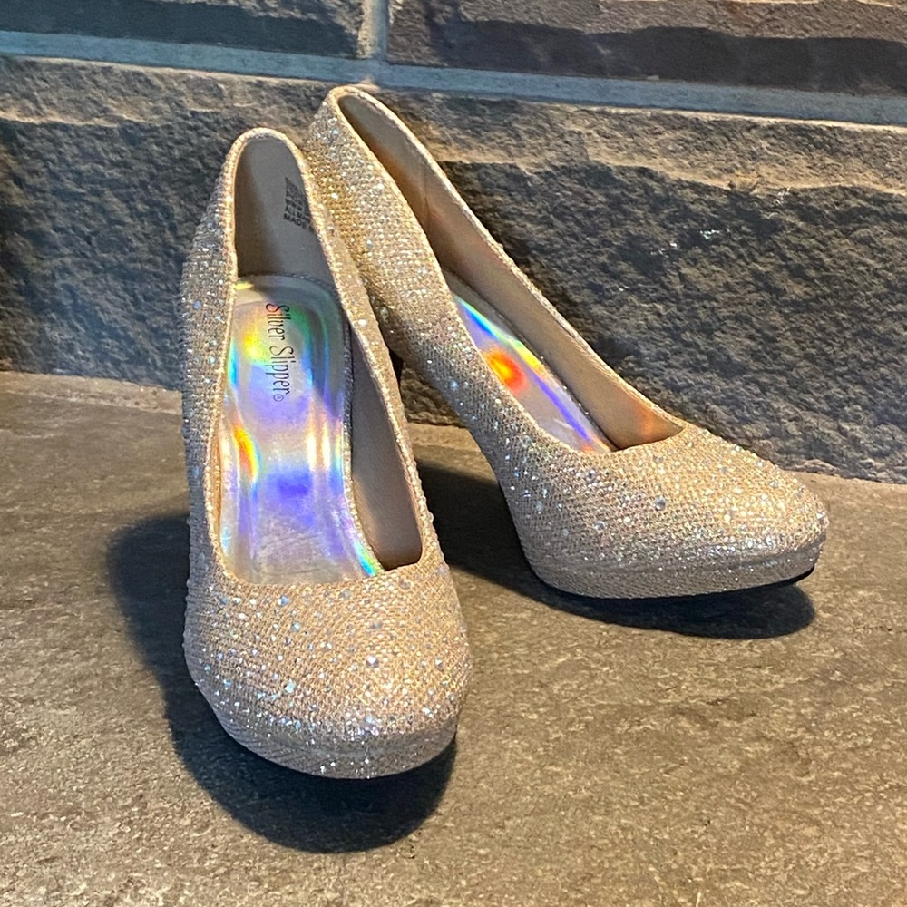 Stunning metallic gold platform pumps,ABS crystals,slim heel,round toe,7.5
